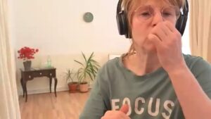 82. Fokus: Augen + Hüfte DEU + littel ENG